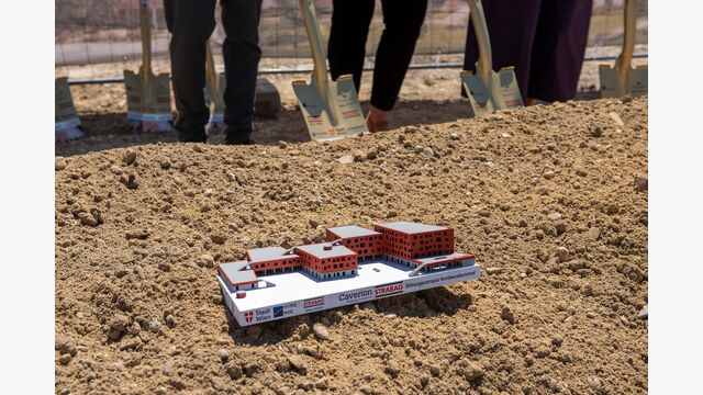Beim Spatenstich lag das künftige Campusgebäude bereits als Modell im Baufeld. Bis zum Schuljahr 2028/29 soll daraus der erste große Hochbau des neuen Nordwestbahnhof-Quartiers entstehen.