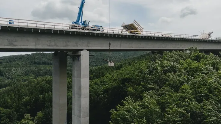 Die vier neuen S31-Talübergänge bei Sieggraben entstanden unmittelbar neben den bestehenden Brücken. Insgesamt tragen 34 bis zu 56 Meter hohe Pfeiler die rund 1,6 Kilometer lange neue Richtungsfahrbahn nach Oberpullendorf; der Verkehr auf der bestehenden Strecke lief während der Bauzeit weiter.