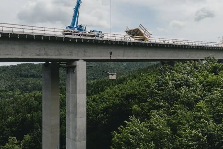 Die vier neuen S31-Talübergänge bei Sieggraben entstanden unmittelbar neben den bestehenden Brücken. Insgesamt tragen 34 bis zu 56 Meter hohe Pfeiler die rund 1,6 Kilometer lange neue Richtungsfahrbahn nach Oberpullendorf; der Verkehr auf der bestehenden Strecke lief während der Bauzeit weiter.