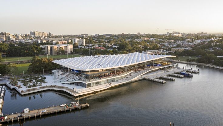 Das rund 200 Meter lange Dach überspannt den neuen Sydney Fish Market wie eine Welle über der Blackwattle Bay. Rund 20.000 Quadratmeter Dachfläche verbinden Marktgebäude, Uferpromenade und die teilweise über dem Wasser errichteten Bereiche.