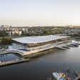 Das rund 200 Meter lange Dach überspannt den neuen Sydney Fish Market wie eine Welle über der Blackwattle Bay. Rund 20.000 Quadratmeter Dachfläche verbinden Marktgebäude, Uferpromenade und die teilweise über dem Wasser errichteten Bereiche.