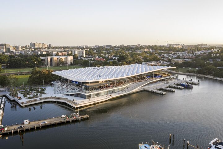 Das rund 200 Meter lange Dach überspannt den neuen Sydney Fish Market wie eine Welle über der Blackwattle Bay. Rund 20.000 Quadratmeter Dachfläche verbinden Marktgebäude, Uferpromenade und die teilweise über dem Wasser errichteten Bereiche.