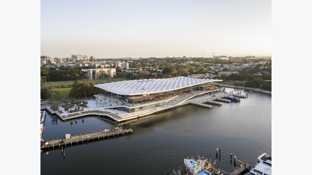 Das rund 200 Meter lange Dach überspannt den neuen Sydney Fish Market wie eine Welle über der Blackwattle Bay. Rund 20.000 Quadratmeter Dachfläche verbinden Marktgebäude, Uferpromenade und die teilweise über dem Wasser errichteten Bereiche.