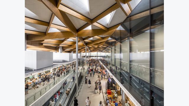 Mehr als 150 Tonnen Stahl verbinden die einzelnen Holzbauteile zu einem räumlichen Raster. Für die wechselnden Winkel und Belastungen entwickelte Rubner projektspezifische Knoten und erprobte die Anschlüsse bereits während der technischen Planung.