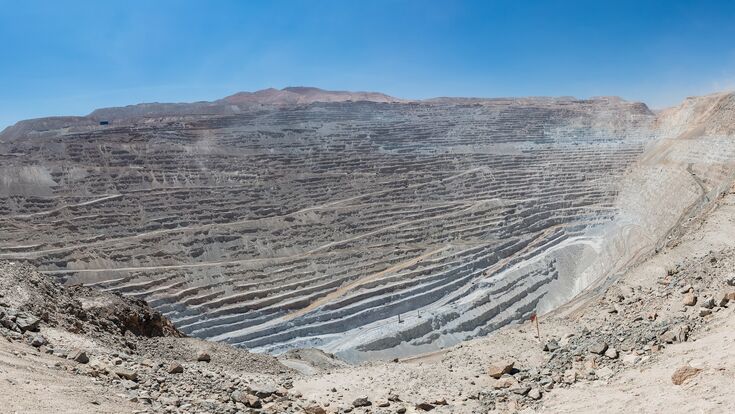 Der Tagebau von Chuquicamata ist rund fünf Kilometer lang und mehr als einen Kilometer tief. Unter seinem Boden erweitert ZÜBLIN das bestehende Untertagebergwerk um mehr als 54 Kilometer Tunnel und Infrastruktur.