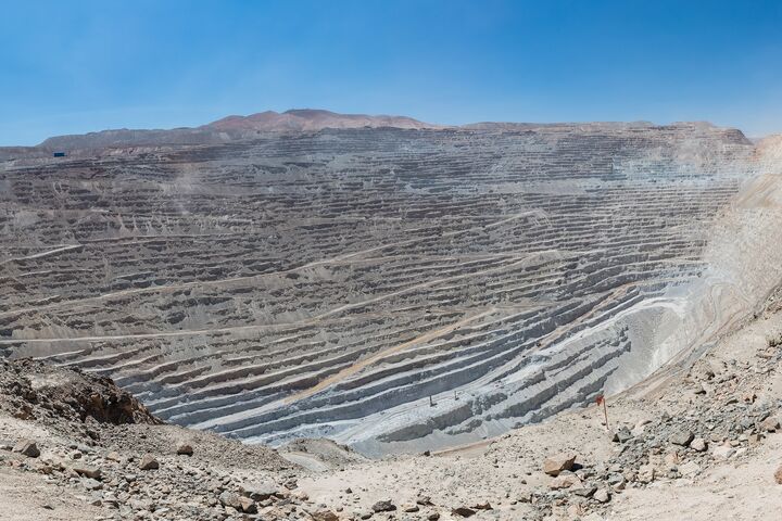 Der Tagebau von Chuquicamata ist rund fünf Kilometer lang und mehr als einen Kilometer tief. Unter seinem Boden erweitert ZÜBLIN das bestehende Untertagebergwerk um mehr als 54 Kilometer Tunnel und Infrastruktur.