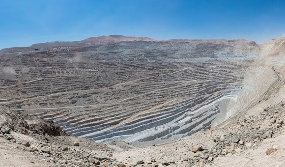 Der Tagebau von Chuquicamata ist rund fünf Kilometer lang und mehr als einen Kilometer tief. Unter seinem Boden erweitert ZÜBLIN das bestehende Untertagebergwerk um mehr als 54 Kilometer Tunnel und Infrastruktur.