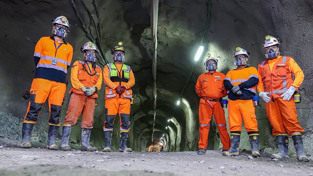Der Vortrieb erfolgt innerhalb einer bereits arbeitenden Untertagemine. Bauverkehr, Sicherungsarbeiten und laufender Bergwerksbetrieb müssen dabei eng aufeinander abgestimmt werden.