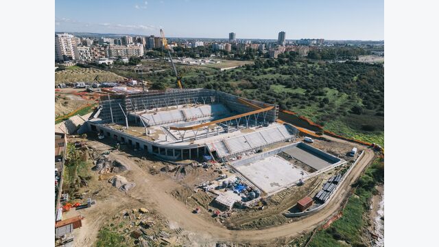 Das Stadion erhält zwei 50-Meter-Becken: Das olympische Hallenbecken liegt unter dem Holzdach, das zweite Wettkampfbecken entsteht im Freien. Innen und außen sind jeweils rund 1.000 Tribünenplätze vorgesehen.