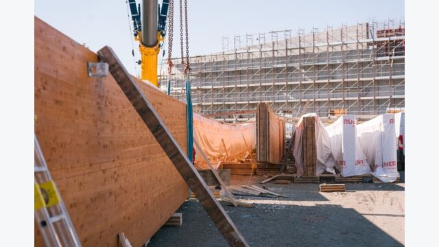 Die zahlreichen Verschraubungen übertragen die Kräfte zwischen den einzelnen Trägerabschnitten. Insgesamt besteht das Dach aus 860 Kubikmetern Brettschichtholz und 342 Kubikmetern CLT.