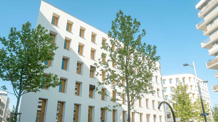 Die tief eingeschnittenen Fensteröffnungen sind ein zentraler Teil des 2226-Konzepts: Sie begrenzen solare Wärmeeinträge und machen die rund 80 Zentimeter starke Außenwand auch von außen ablesbar.