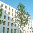 Die tief eingeschnittenen Fensteröffnungen sind ein zentraler Teil des 2226-Konzepts: Sie begrenzen solare Wärmeeinträge und machen die rund 80 Zentimeter starke Außenwand auch von außen ablesbar.