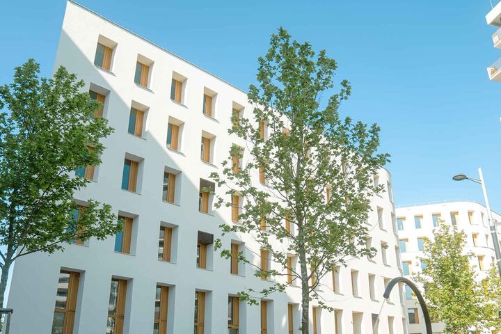 Die tief eingeschnittenen Fensteröffnungen sind ein zentraler Teil des 2226-Konzepts: Sie begrenzen solare Wärmeeinträge und machen die rund 80 Zentimeter starke Außenwand auch von außen ablesbar.
