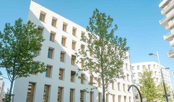 Die tief eingeschnittenen Fensteröffnungen sind ein zentraler Teil des 2226-Konzepts: Sie begrenzen solare Wärmeeinträge und machen die rund 80 Zentimeter starke Außenwand auch von außen ablesbar.