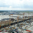 Beim rund vier Milliarden Euro teuren Terminal 3 errichtete die Habau-Tochter Anton Schick den erweiterten Rohbau der Flugsteige H und J. Zum Auftrag gehörte außerdem der rund 69 Meter hohe Vorfeldkontrollturm.
