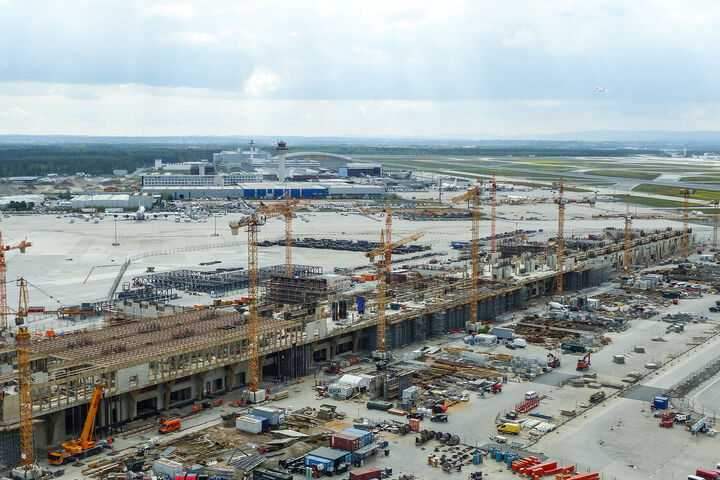 Beim rund vier Milliarden Euro teuren Terminal 3 errichtete die Habau-Tochter Anton Schick den erweiterten Rohbau der Flugsteige H und J. Zum Auftrag gehörte außerdem der rund 69 Meter hohe Vorfeldkontrollturm.