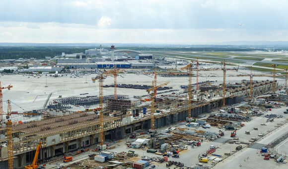 Beim rund vier Milliarden Euro teuren Terminal 3 errichtete die Habau-Tochter Anton Schick den erweiterten Rohbau der Flugsteige H und J. Zum Auftrag gehörte außerdem der rund 69 Meter hohe Vorfeldkontrollturm.