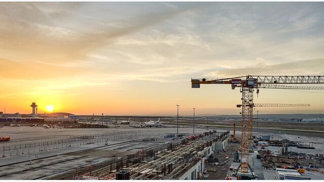 Bis zu 15 Turmdrehkrane waren parallel im Einsatz. Die Aufnahme zeigt die Dimension der Baustelle zwischen Vorfeld, Rollbahnen und bestehender Flughafeninfrastruktur.