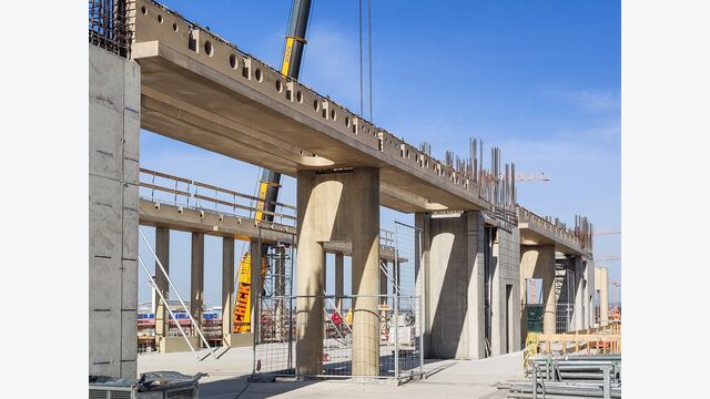 Zahlreiche tragende Bauteile kamen als vorgefertigte Elemente auf die Baustelle. Anton Schick belieferte das Projekt just in time aus zwei eigenen Fertigteilwerken.