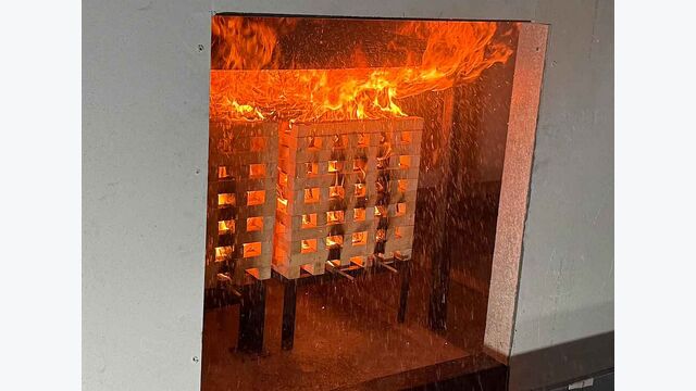 Für individuell angefertigte Fassadenelemente aus Glas und Aluminium wurden reale Brandsituationen nachgebaut. Bei den Versuchen lösten die zusätzlichen Sprinklerköpfe ab 68 Grad Celsius aus.