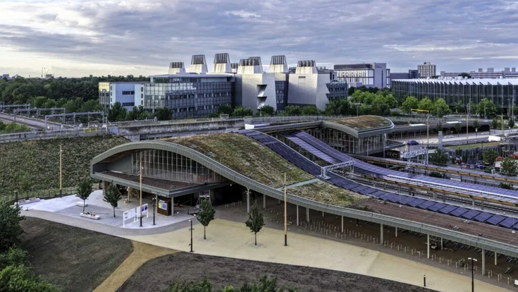Das begrünte Dach von Cambridge South überspannt Bahnhof und Bahnsteige; auf den Dachflächen wurden rund 1.400 Quadratmeter Photovoltaik installiert.