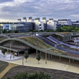Das begrünte Dach von Cambridge South überspannt Bahnhof und Bahnsteige; auf den Dachflächen wurden rund 1.400 Quadratmeter Photovoltaik installiert.