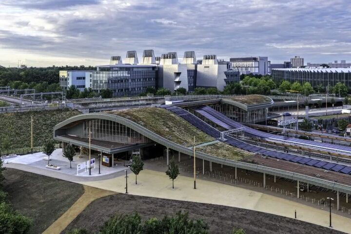 Das begrünte Dach von Cambridge South überspannt Bahnhof und Bahnsteige; auf den Dachflächen wurden rund 1.400 Quadratmeter Photovoltaik installiert.