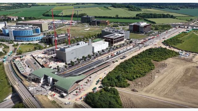 Im Juli 2025 waren die vier Bahnsteige und das geschwungene Bahnhofsgebäude zwischen dem Cambridge Biomedical Campus und den Grünflächen von Hobson’s Park bereits deutlich erkennbar.