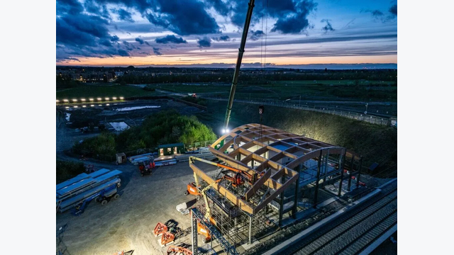Für kritische Hebevorgänge mussten Gleise gesperrt und die elektrische Versorgung abgeschaltet werden. In den begrenzten Sperrfenstern arbeiteten die Montageteams rund um die Uhr.