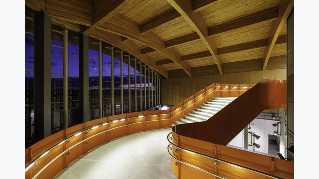 Auch im zweigeschoßigen Bahnhofsgebäude bleibt die Holzkonstruktion sichtbar. Hess Timber verantwortete den Holzbau von der technischen Planung und Vorfertigung bis zur Montage.