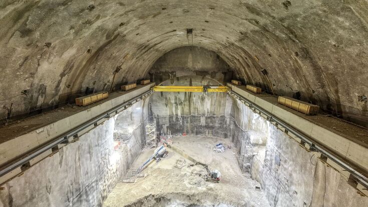 Der Ausbruch der unterirdischen Kraftwerkskaverne ist abgeschlossen. Der rund 53 Meter lange, 26 Meter breite und 41 Meter hohe Hohlraum nimmt später die Maschinensätze auf.