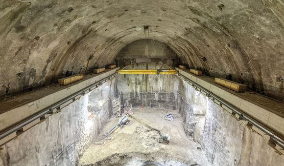 Der Ausbruch der unterirdischen Kraftwerkskaverne ist abgeschlossen. Der rund 53 Meter lange, 26 Meter breite und 41 Meter hohe Hohlraum nimmt später die Maschinensätze auf.