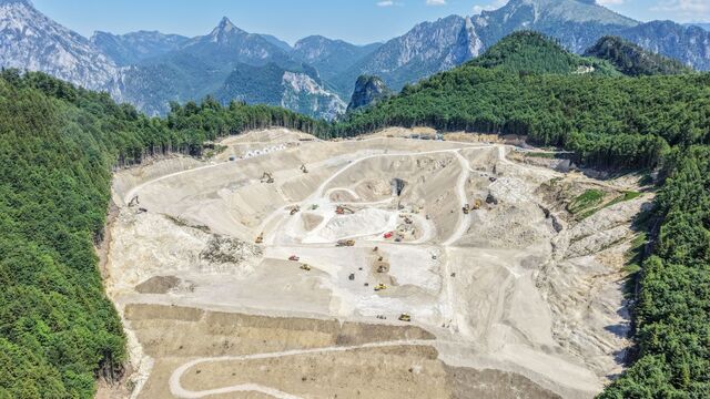 Hoch über Ebensee entsteht ein Speicherbecken mit rund 1,32 Millionen Kubikmetern Nutzinhalt. Es bildet das obere Ende des neuen Pumpspeichersystems.