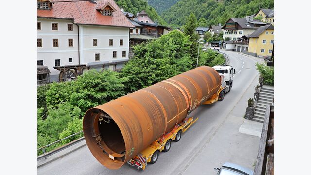Millimeterarbeit auf der Ortsdurchfahrt: Die angelieferten Druckrohre sind jeweils rund 14 Meter lang und haben einen Durchmesser von 3,2 Metern.