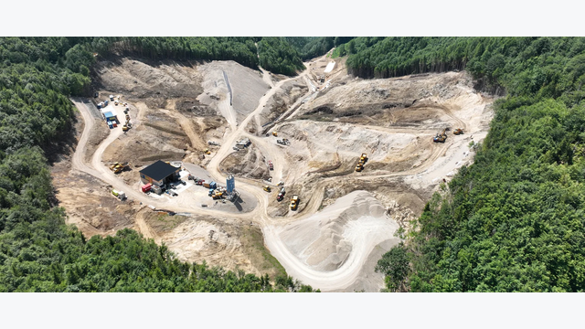 Zwischen Oberwasserspeicher und Traunsee liegen 491 Meter Fallhöhe. Das beim Aushub gewonnene Material wird direkt auf der Baustelle für den Dammbau weiterverwendet.