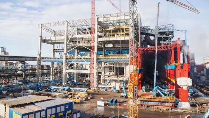 Die Halle für den neuen Elektrolichtbogenofen wird rund 100 Meter lang, 60 Meter breit und 65 Meter hoch. Für das Bauwerk werden etwa 15.500 Tonnen Stahl montiert.