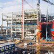 Die Halle für den neuen Elektrolichtbogenofen wird rund 100 Meter lang, 60 Meter breit und 65 Meter hoch. Für das Bauwerk werden etwa 15.500 Tonnen Stahl montiert.
