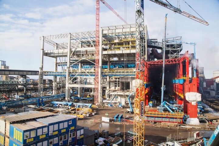 Die Halle für den neuen Elektrolichtbogenofen wird rund 100 Meter lang, 60 Meter breit und 65 Meter hoch. Für das Bauwerk werden etwa 15.500 Tonnen Stahl montiert.