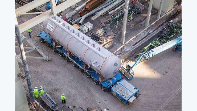 Ein selbstfahrender Modultransporter bringt die Dampftrommel über das Linzer Werksgelände. Das Bauteil wiegt 75 Tonnen, ist 14 Meter lang und misst 3,1 Meter im Durchmesser.