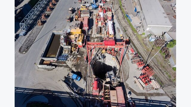 Vier vertikale Schächte mit jeweils 12,4 Metern Durchmesser erschließen das unterirdische Leitungssystem rund 25 Meter unter dem laufenden Stahlwerk.