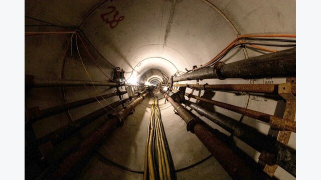 Durch den 1.732 Meter langen Microtunnel werden die 220-kV-Kabel zum Elektrolichtbogenofen geführt. Im Betrieb sollen rund 20.000 Kubikmeter Wasser für deren Kühlung sorgen.