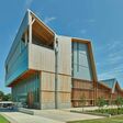 Das 2025 eröffnete Anthony Timberlands Center in Fayetteville bietet auf rund 4.160 Quadratmetern Platz für Lehre, Forschung und praktische Materialentwicklung.