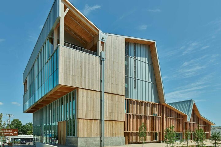 Das 2025 eröffnete Anthony Timberlands Center in Fayetteville bietet auf rund 4.160 Quadratmetern Platz für Lehre, Forschung und praktische Materialentwicklung.