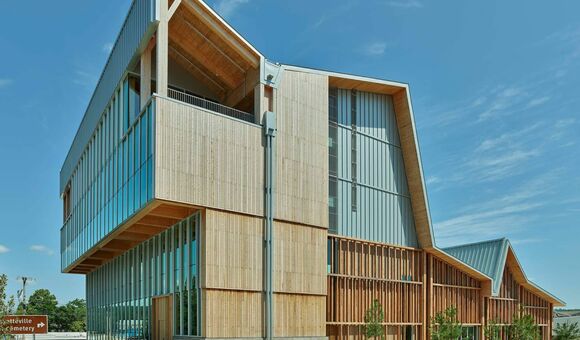 Das 2025 eröffnete Anthony Timberlands Center in Fayetteville bietet auf rund 4.160 Quadratmetern Platz für Lehre, Forschung und praktische Materialentwicklung.
