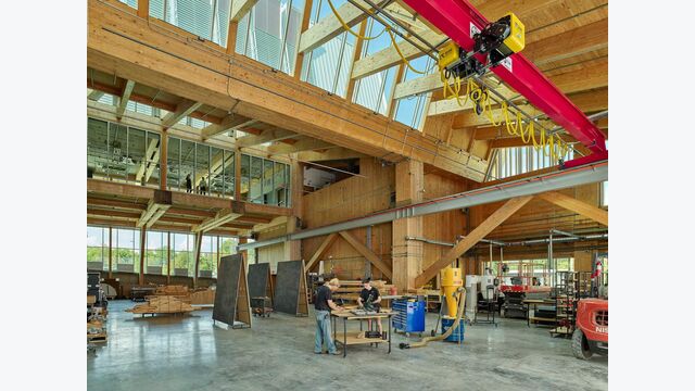 Über der laufenden Werkstatt hängt ein Auditorium mit 125 Plätzen. Ein zentrales Fachwerk trägt den Saal sowie die darüberliegenden Geschosse.