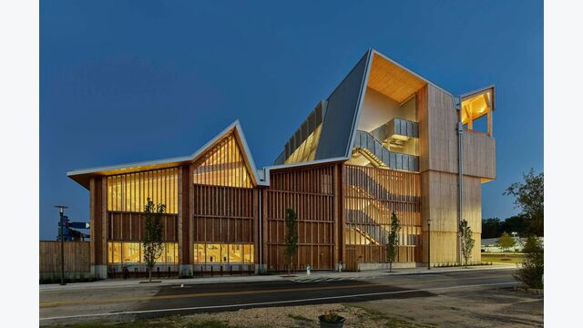 Das Zentrum sollte die Forst- und Holzwirtschaft von Arkansas demonstrieren. Während die CLT-Elemente aus regionaler Southern Yellow Pine gefertigt wurden, kam das primäre Brettschichtholztragwerk von Binderholz aus Österreich.