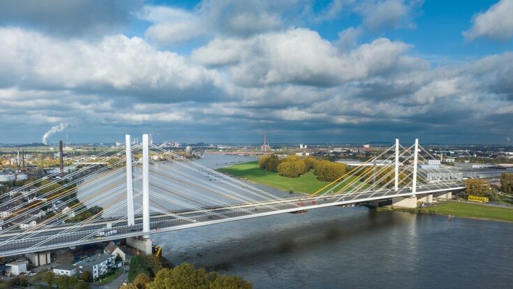 Die neue Rheinbrücke Duisburg-Neuenkamp besteht aus zwei parallelen Strombrücken. Mit 802 Metern Länge, 68 Metern Breite und 380 Metern Stützweite wird sie Deutschlands größte Schrägseilbrücke.
