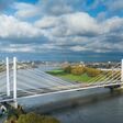 Die neue Rheinbrücke Duisburg-Neuenkamp besteht aus zwei parallelen Strombrücken. Mit 802 Metern Länge, 68 Metern Breite und 380 Metern Stützweite wird sie Deutschlands größte Schrägseilbrücke.