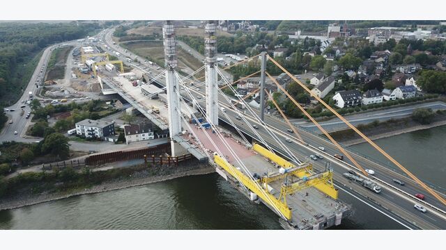 In den Vorlandbereichen entstanden die Überbauten im Taktschiebeverfahren. Über dem Rhein wuchsen die Stahlkonstruktionen dagegen im Freivorbau von beiden Ufern aufeinander zu.