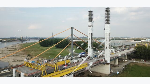 Die Pylone erreichen eine Höhe von 75 Metern. Mce liefert und montiert innerhalb einer Arbeitsgemeinschaft den Stahlbau; die beiden Überbauten wiegen zusammen rund 30.500 Tonnen.